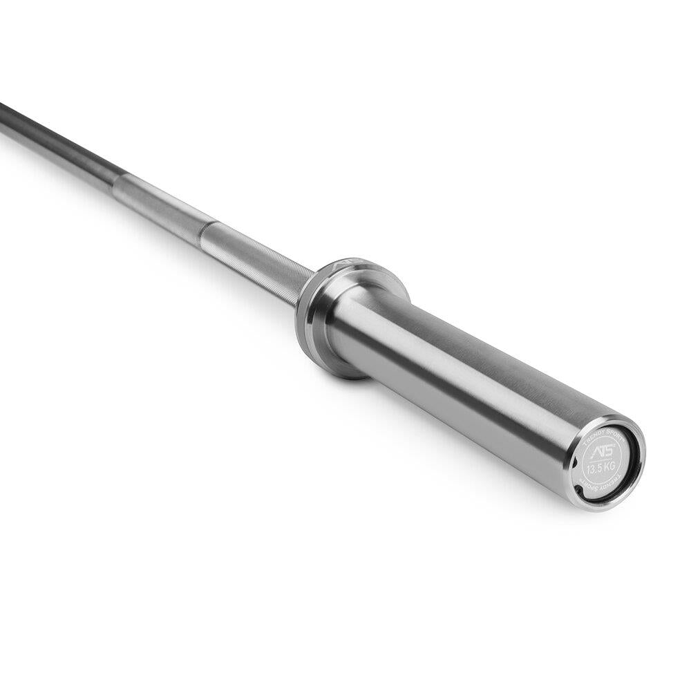 Barre d’entraînement ATS 1.85m 50mm 13.5kg sans moletage central Chrome